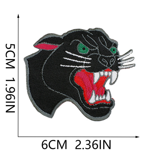 Adorn the black leopard fabric patch on clothes with cherries, and iron the skull head patch on the ghost hand collar label for the bag.