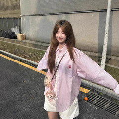 韓国系の甘いピンクのストライプのシャツの女性の春夏の薄いコートの大衆のデザイン感の中に上着の長袖のシャツを掛けます。
