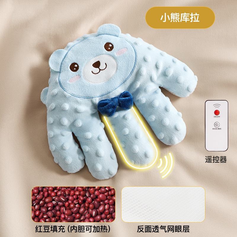 El bebé le da unas palmaditas en el trasero para conciliar el sueño.