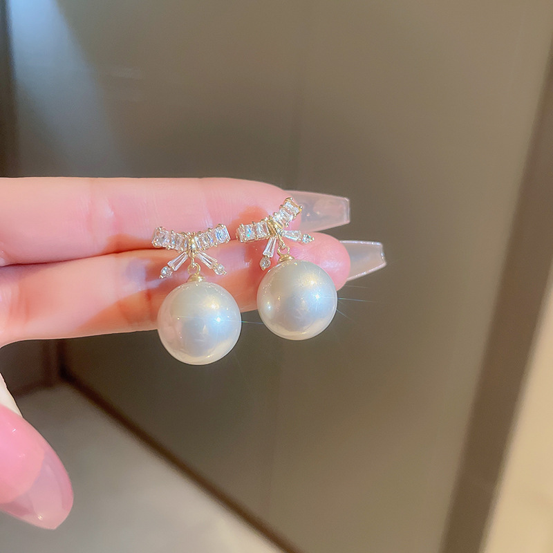 Pendientes de perlas de aceite con goteo de aguja de plata Pendientes de todo fósforo de moda, lujo ligero, joyería retro de alta gama al por mayor, fabricante de Yiwu
