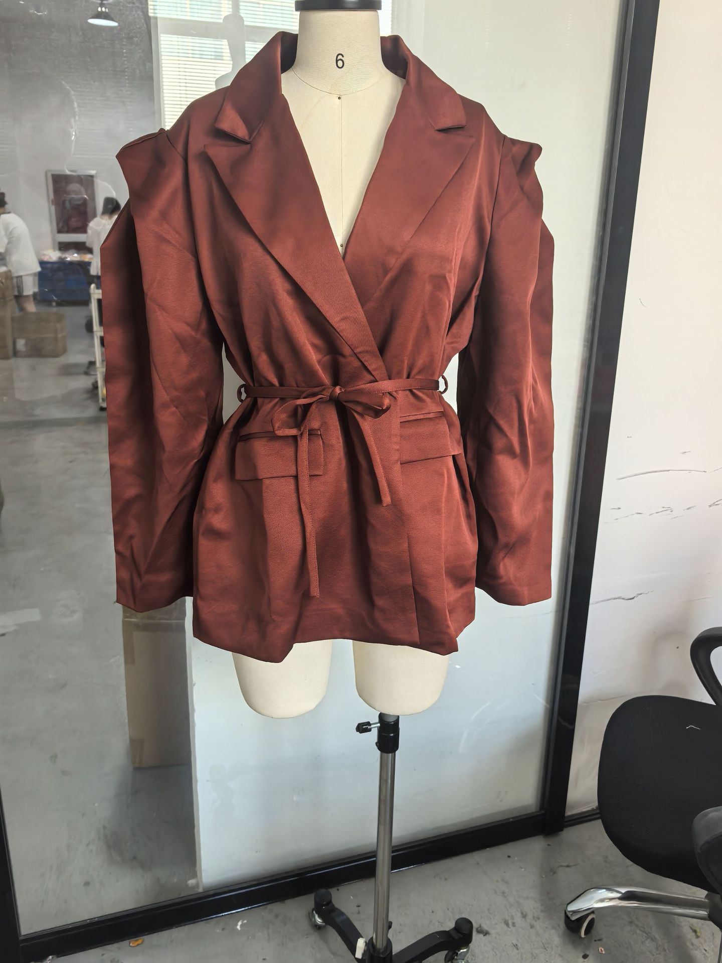 Blazer de estilo coreano con solapa y lazo en la cintura, holgado y a la moda, disponible en stock, nueva colección de principios de otoño 2025, estilo europeo y americano transfronterizo.