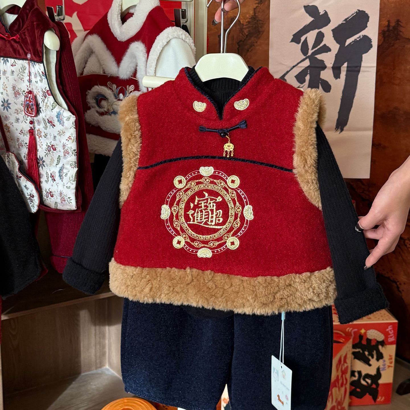 大小卷【招财】冬季新款男女儿童拜年服马甲套装夹棉红色喜庆2件