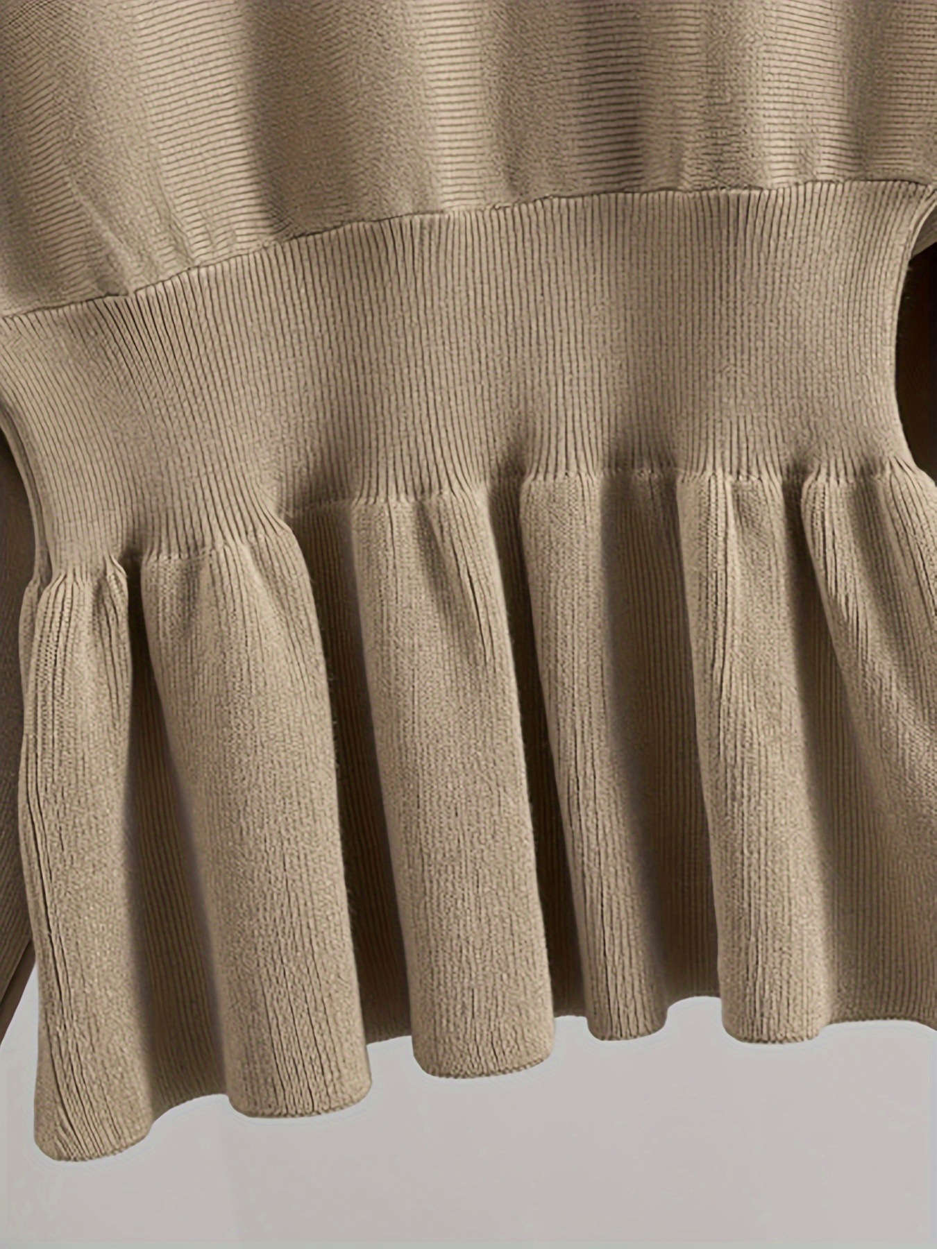Conjunto elegante de duas peças em malha canelada – saia lápis de cintura alta e blusa por dentro da saia para looks de outono que valorizam a silhueta._voghion.com