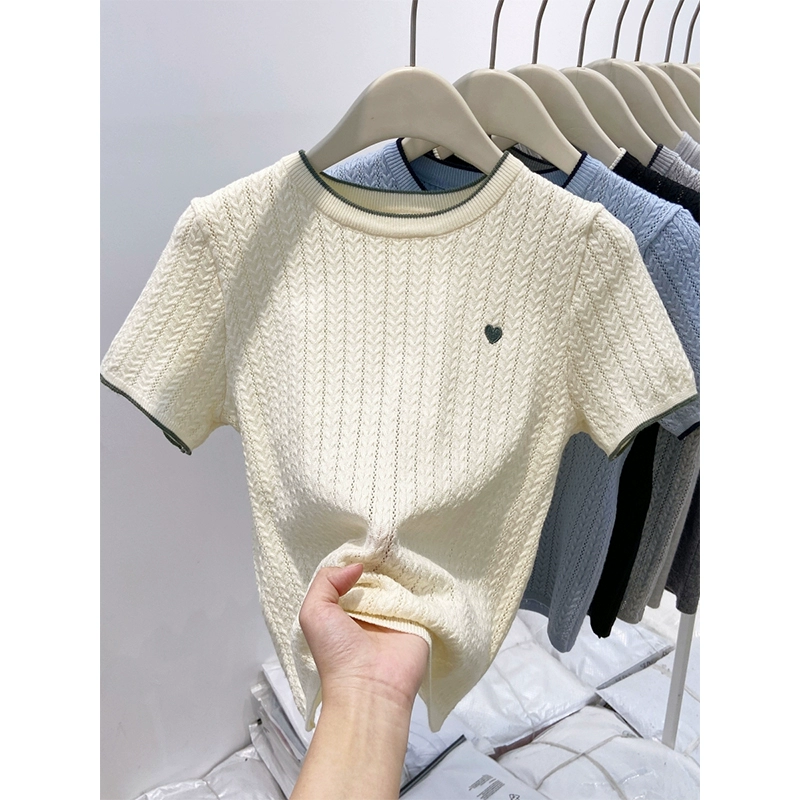 Вязаная футболка с короткими рукавами на правое плечо для женщин, лето 2025, новая контрастная цветная короткая внутренняя многослойная рубашка с круглым вырезом и вышивкой, топ