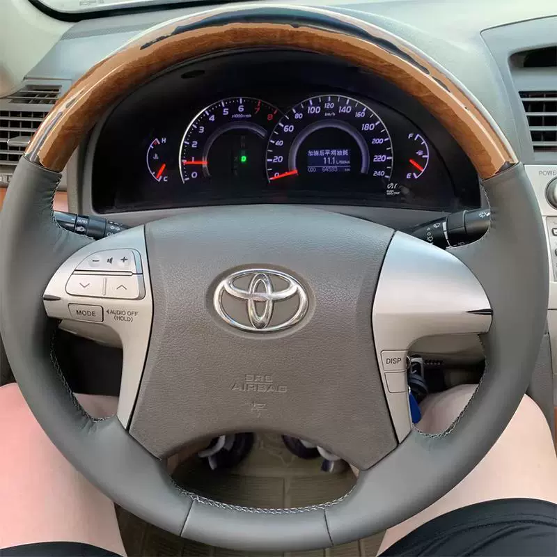 06-08-11 Toyota Camry шестого поколения — кожаный чехол на руль, специальная оплётка, пошив в комплекте (полупакет)