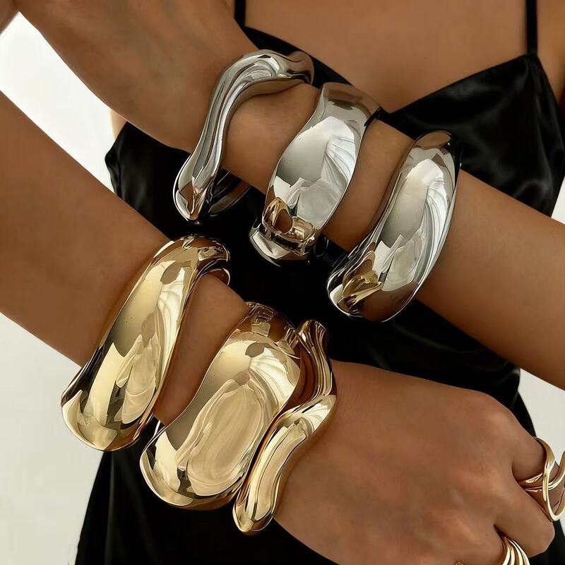 Hot-Selling European and American Popular Exaggerated Wide-Brimmed Alloy Bracelets, Fashionable Personalized Bracelets, Hammered Brushed Spring Buckle Bracelets