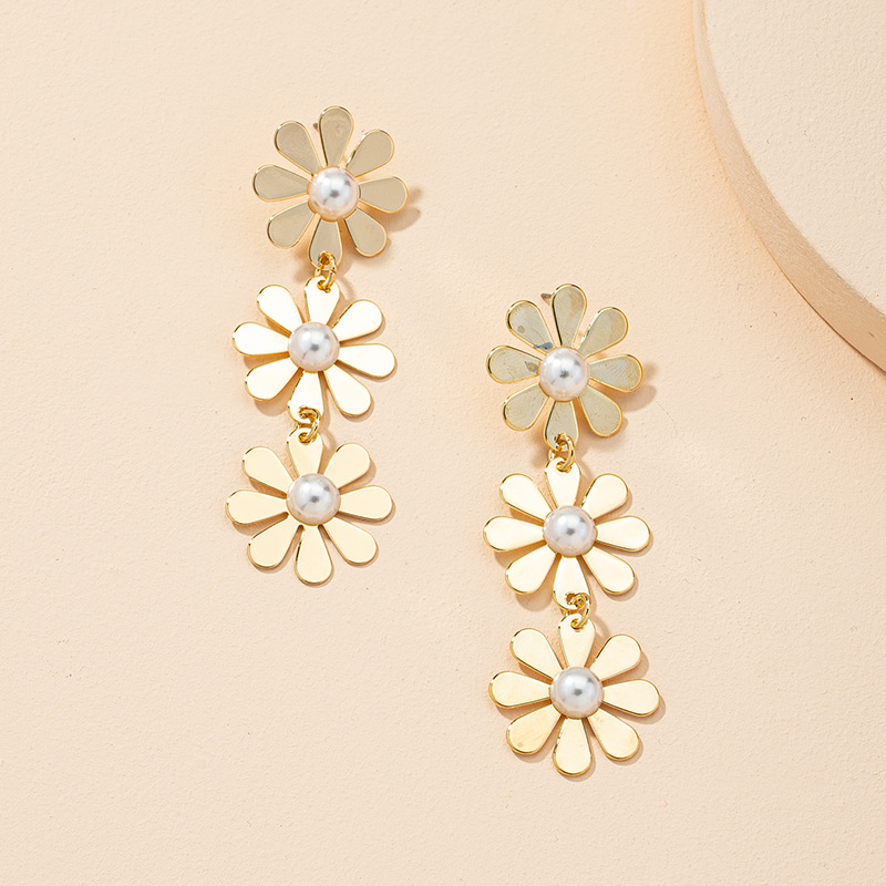 Retro Fashion Flower Pearl Earrings display picture 6