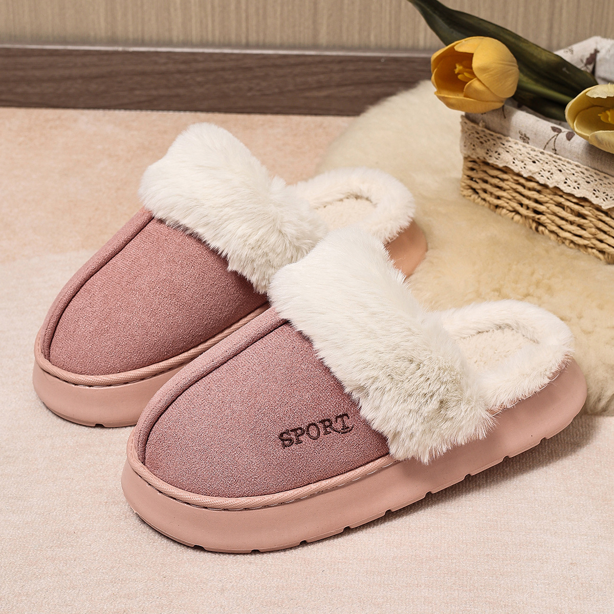 Zapatos de algodón en invierno, nuevas zapatillas de algodón de moda de peluche, zapatillas de algodón para hombres y mujeres, arrastre de algodón térmico y antideslizante en interiores al por mayor