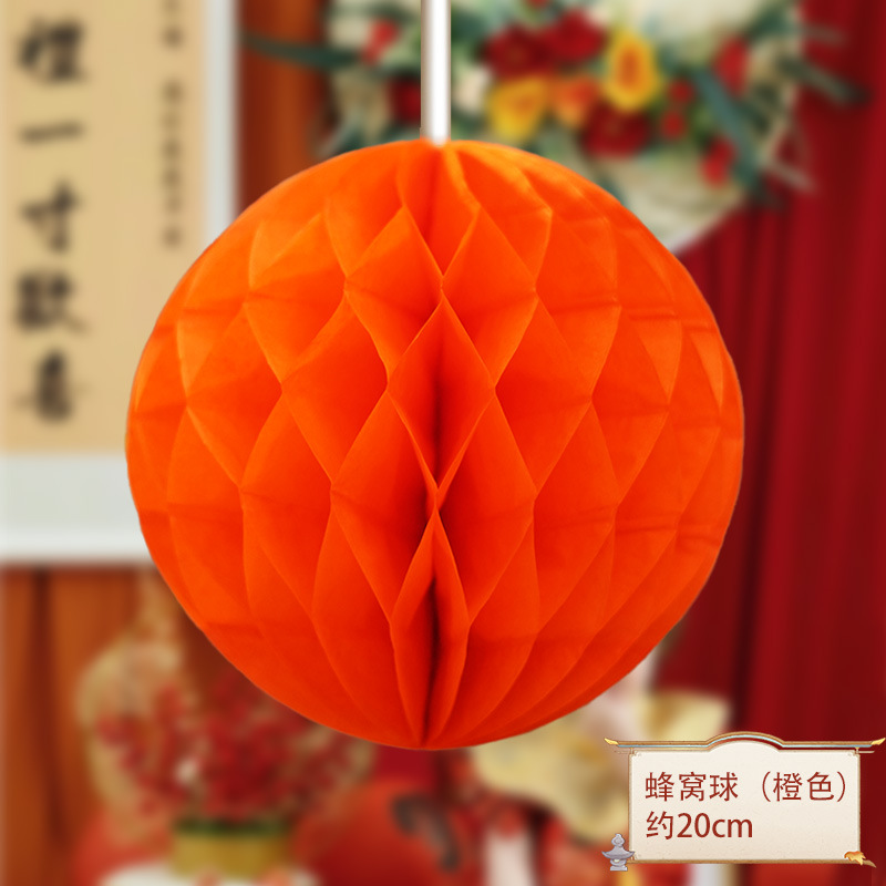 El primer aniversario del bebé decora la escena de la linterna roja, columna de panal, accesorios ceremoniales chinos.