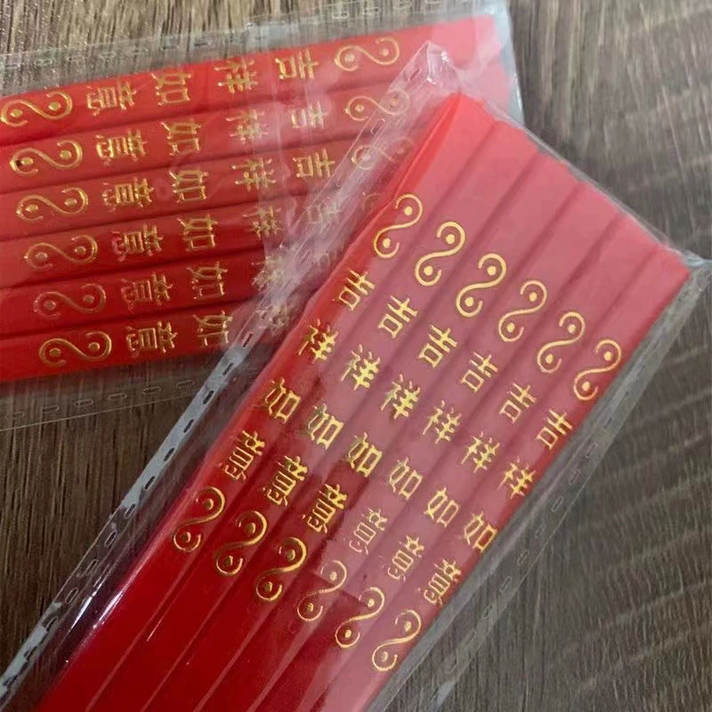 Пластиковые награды богов поклоняются удаче