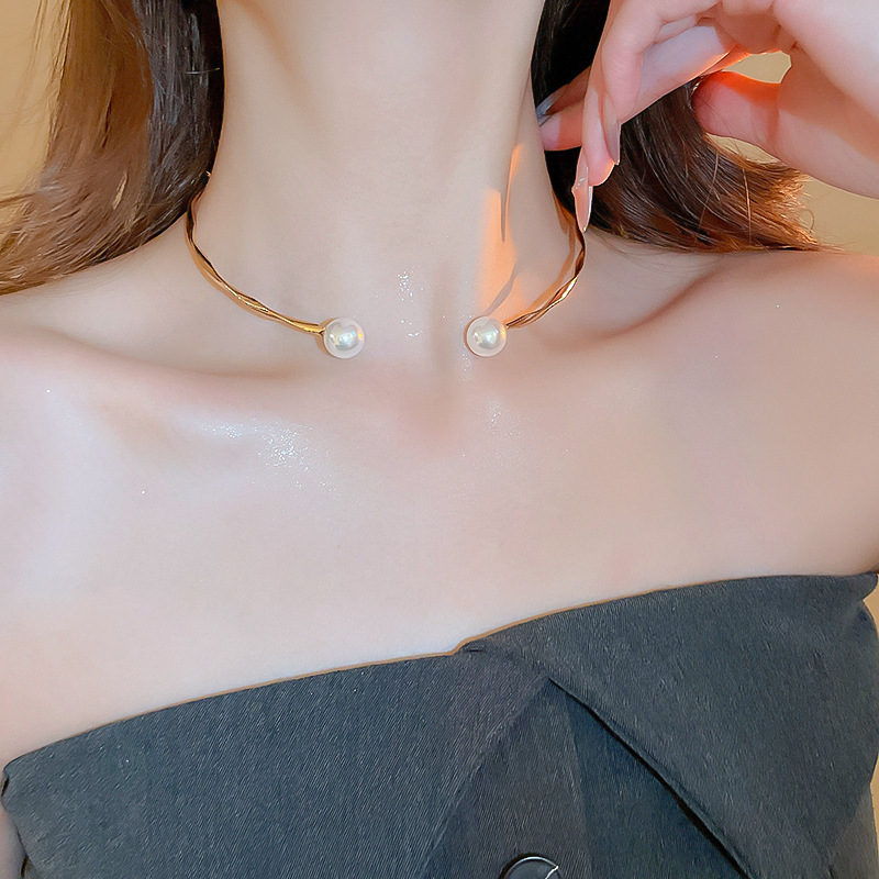 Simple sensación de metal ondulado imitación de perlas collar de apertura geométrica personalidad temperamento de alta sensación collar adornamiento de mujer