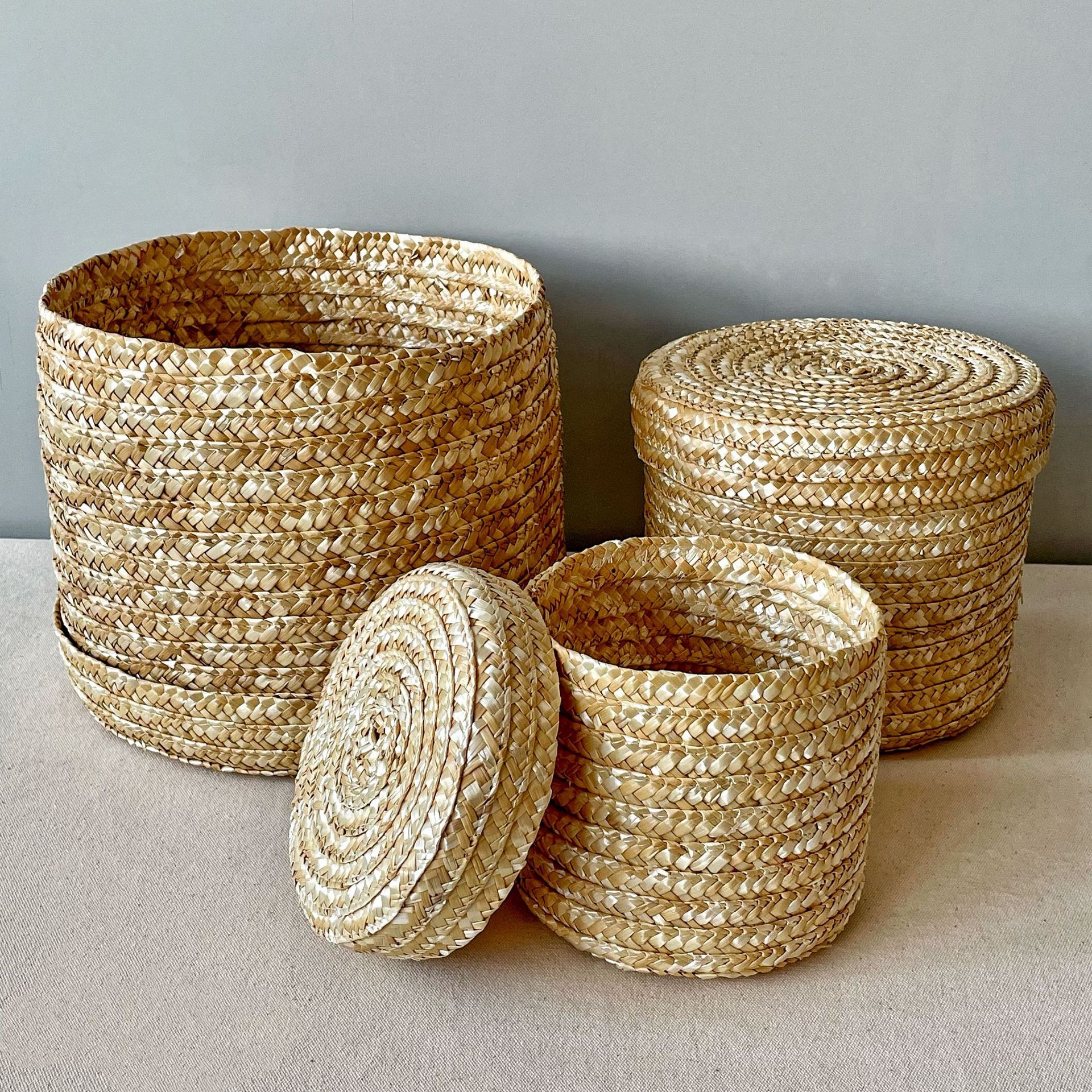 Round woven basket with lid for desk storage, cosmetics, and snacks, handmade rattan basket