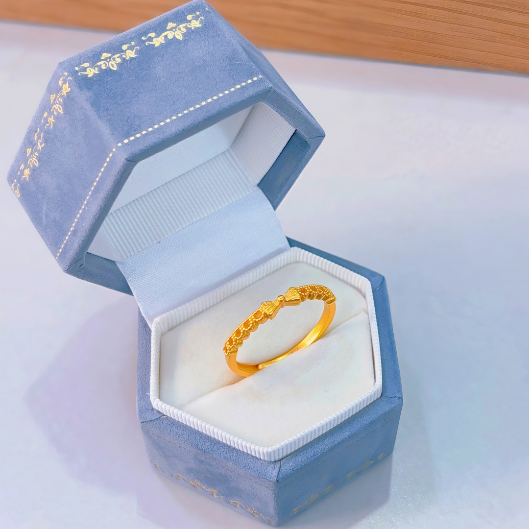 Ring with bow