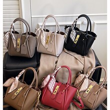 �羳Ů�����l2025�¿�˻@��Ů��ˮͰ��������֦�yŮ���z��б���