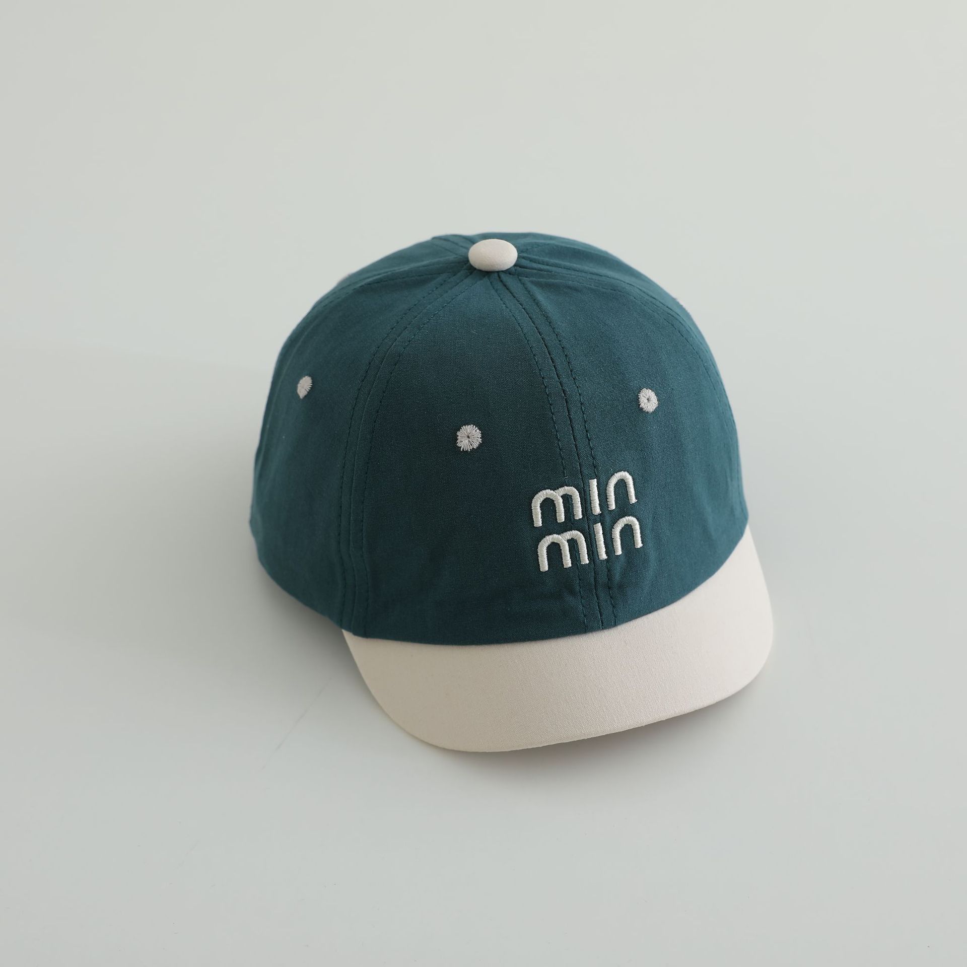 Sombrero de pato para bebés bordado letras de borde corto estilo extranjero sombrero para niños primavera y otoño sombrero de béisbol marea de verano