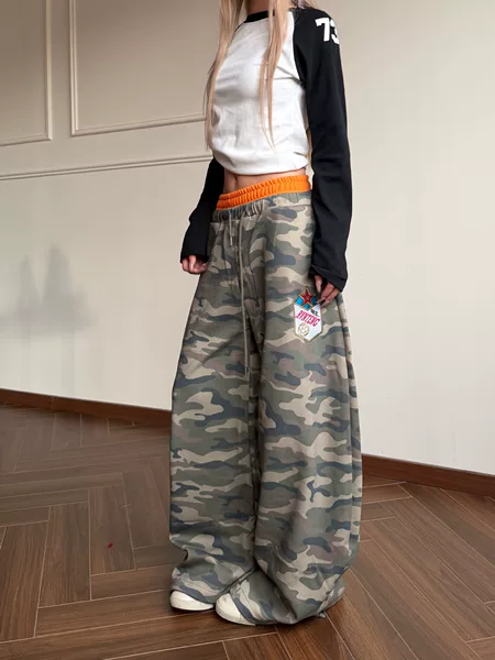 American retro style color-blocked double-waisted embroidered camouflage curved hem sweatpants, unisex trendy sports pants with a unique design, wide-leg pants