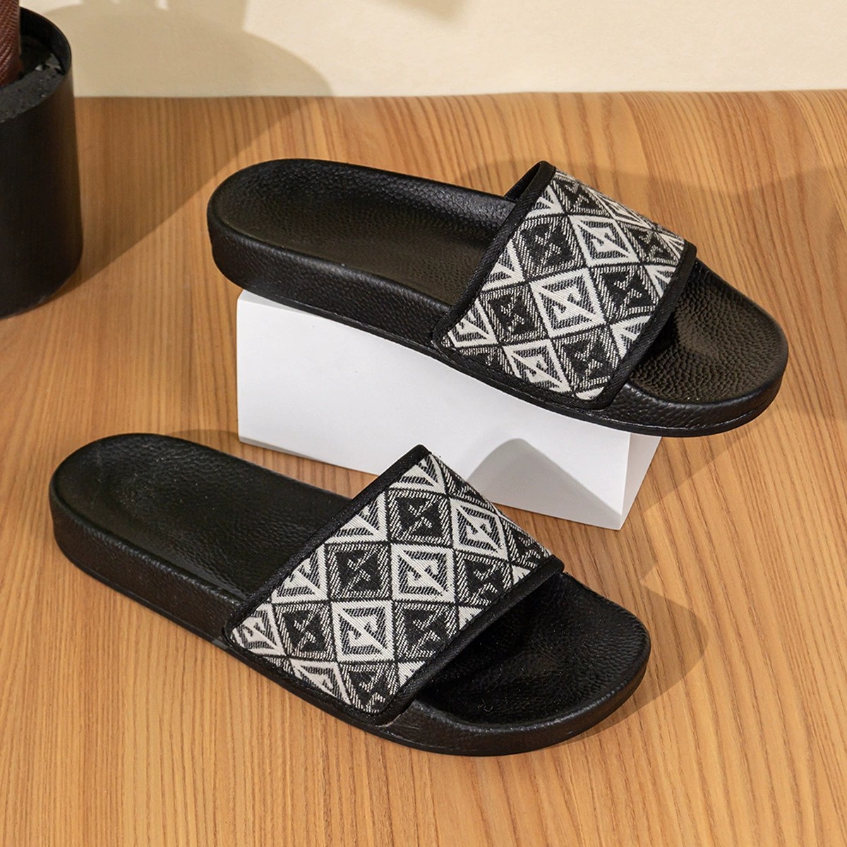 Летние новые мужские толстые тапочки пляжные туфли в клетку модные носить повседневные нескользкие холодные тапочки прилив мужчин