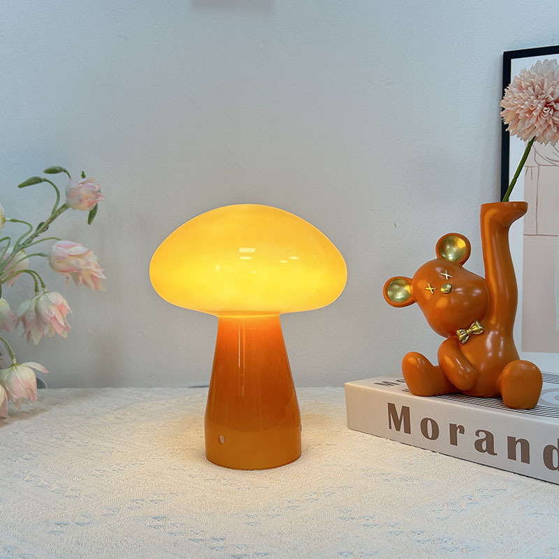 Lámpara de mesa decorativa nórdica para dormitorio, exclusivamente para ventas transfronterizas, lujo ligero, regulable, ambiente minimalista en tono crema, diseño de hongo de vidrio.