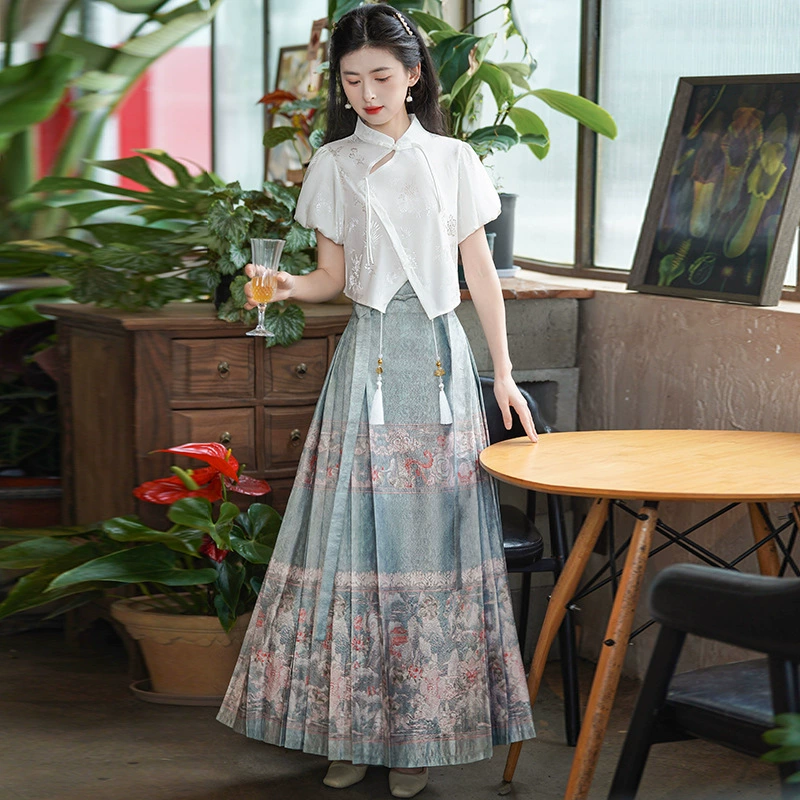 Летний комплект 2025 года в китайском стиле: асимметричный жаккардовый топ на пуговицах + юбка-мамиан в национальном стиле с принтом.