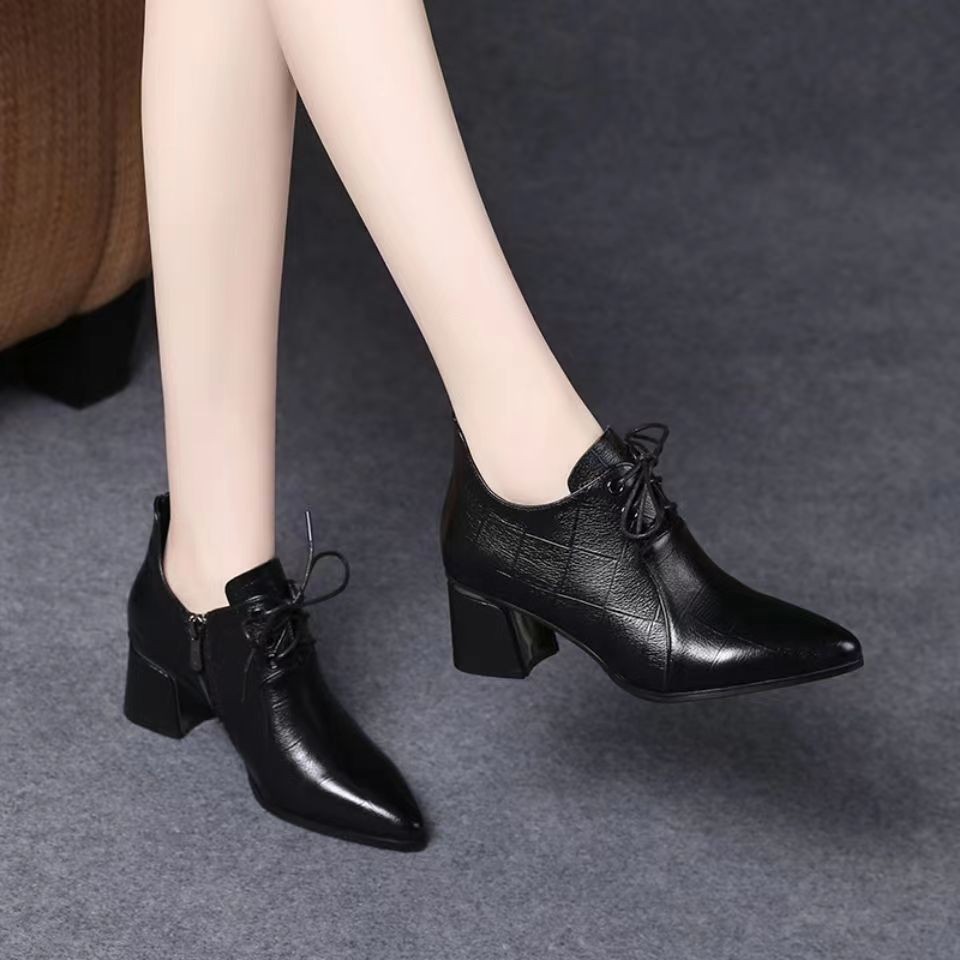 2026 primavera y verano nueva moda universal negro suave desgaste ligero punta punta pequeña zapatos de tacones altos para niños