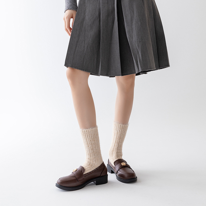 Calcetines para mujeres de otoño y invierno gruesas de lana de oveja de color sólido coreano de agujas gruesas calientes de estilo universitario calcetines de pila en casa