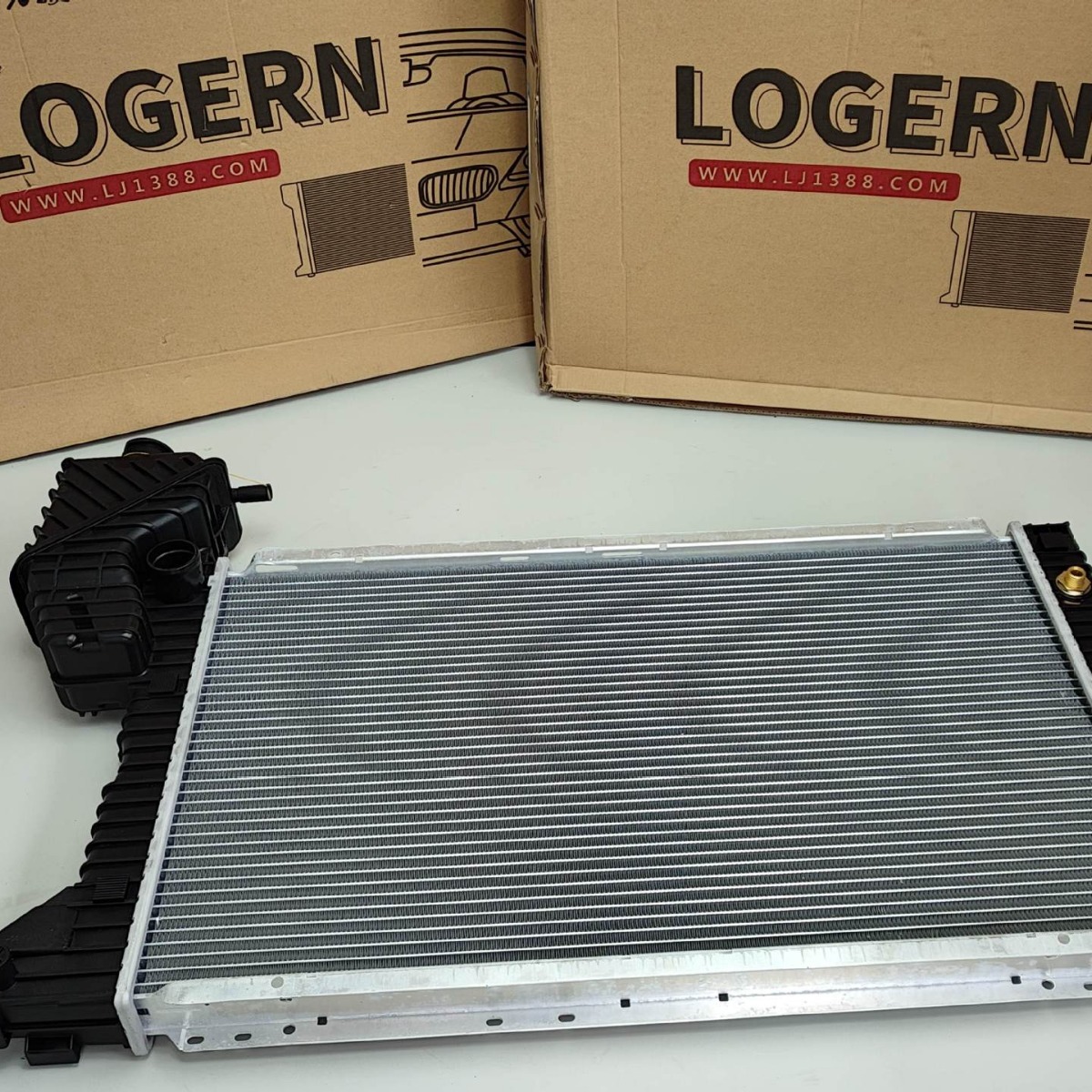 Mercedes Sprinter W901-905 üçün radiator su çəni 9015003400