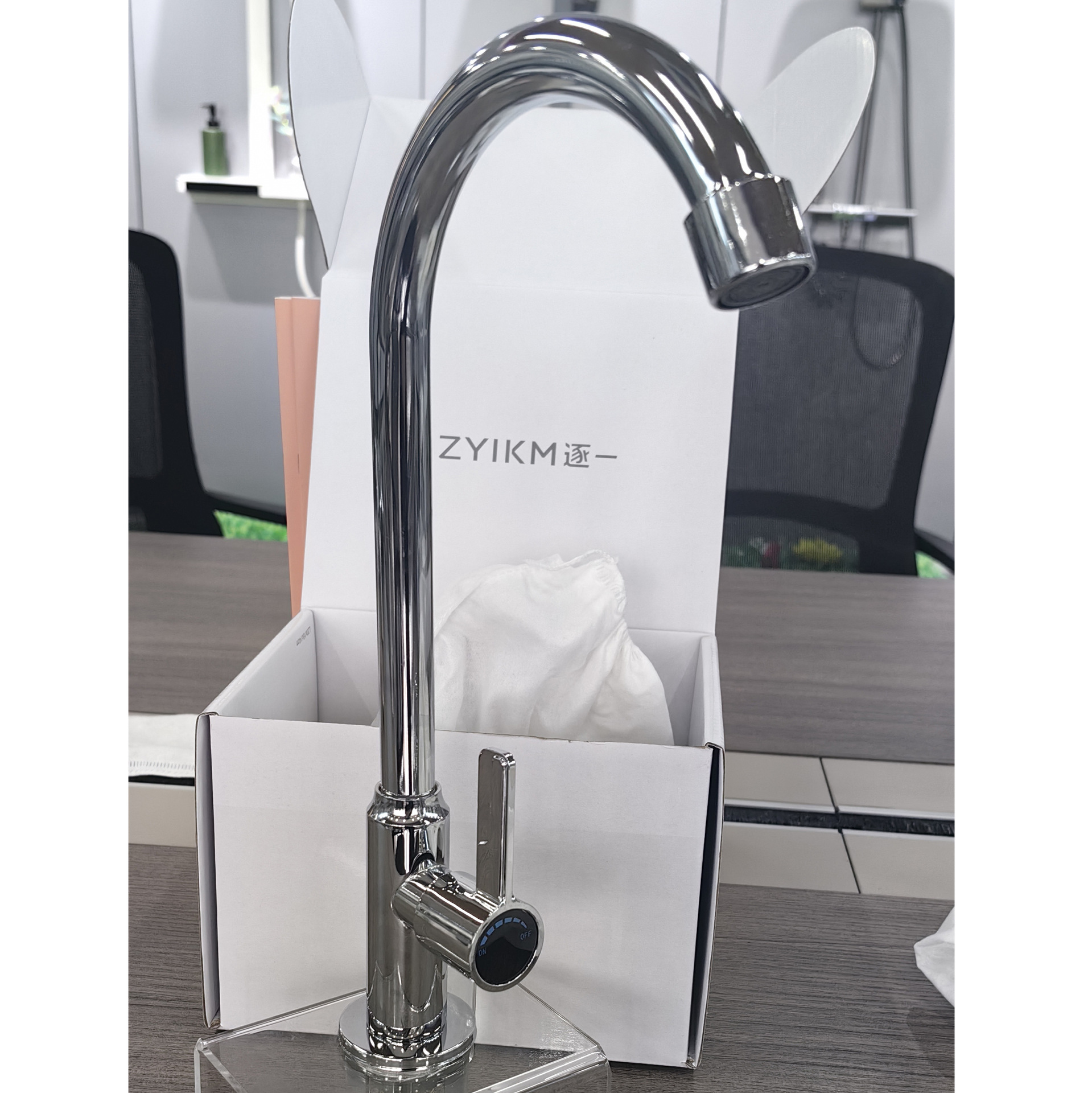 Cocina casera, fregadero, fregadero, grifo frío único oculto, pistola de acero inoxidable, bola de rodillo gris, agua giratoria universal, a prueba de salpicaduras