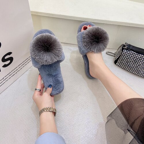 Flat-bottomed fuzzy slippers for women—outdoor wear for autumn and winter—fuzzy ball design, closed-toe style, warm cotton material, non-slip and heat-retaining.