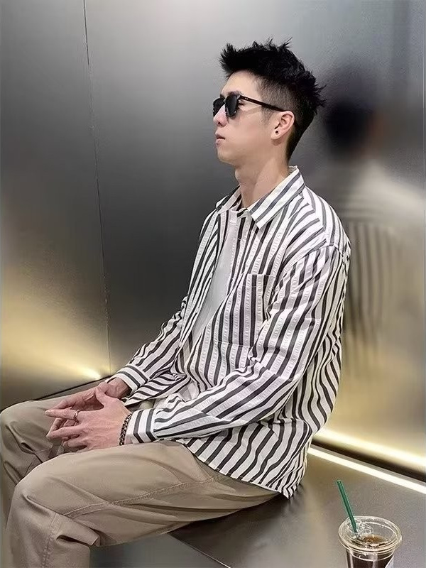 Camisa de manga larga con costuras a rayas verdes de estilo cocido ligero para hombre