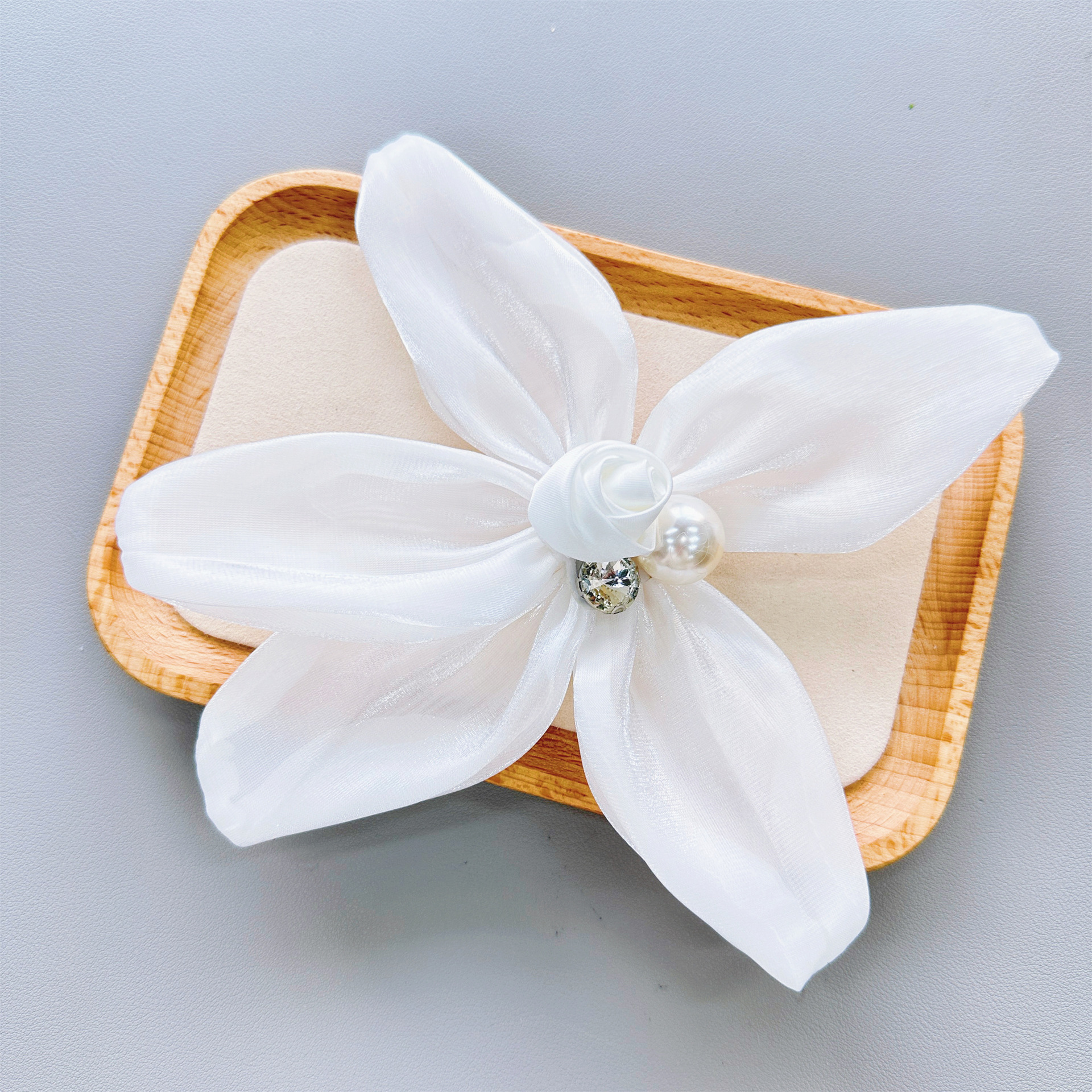 Pequeño viento fragante flor de satén blanco y negro más pin plumas de perla tela decorativa estereoscópica DIY accesorios de ropa image 7