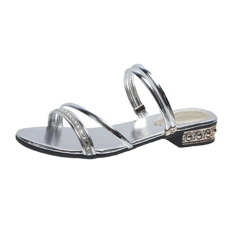Nuevas madres dos sandalias para mujeres 2024 estilo coreano de estilo exterior para mujeres tacones bajos de tamaño grande con base suave zapatillas de diamante