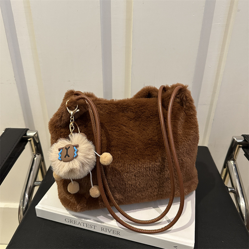 Bolsos de lana de nicho de alto nivel para mujeres 2024 nuevo otoño y invierno bolsas de peluche de hombro bolsas de gran capacidad