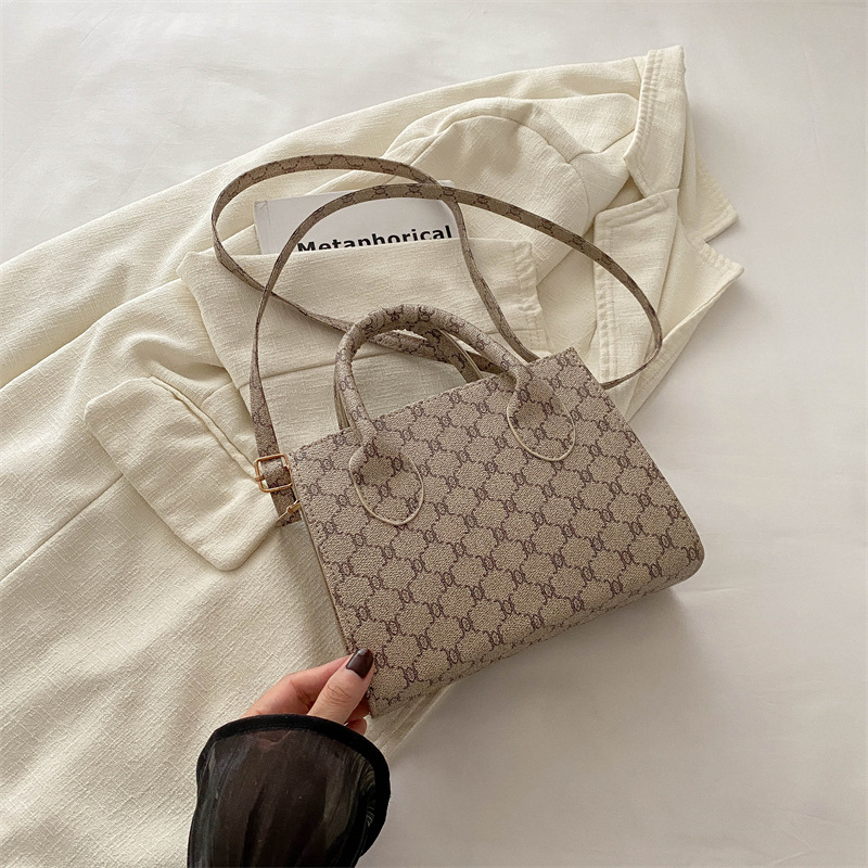 Bolso de diseño de nicho de alto nivel para mujeres 2024 nueva moda versátil bolso de hombro portátil cuadrado pequeño