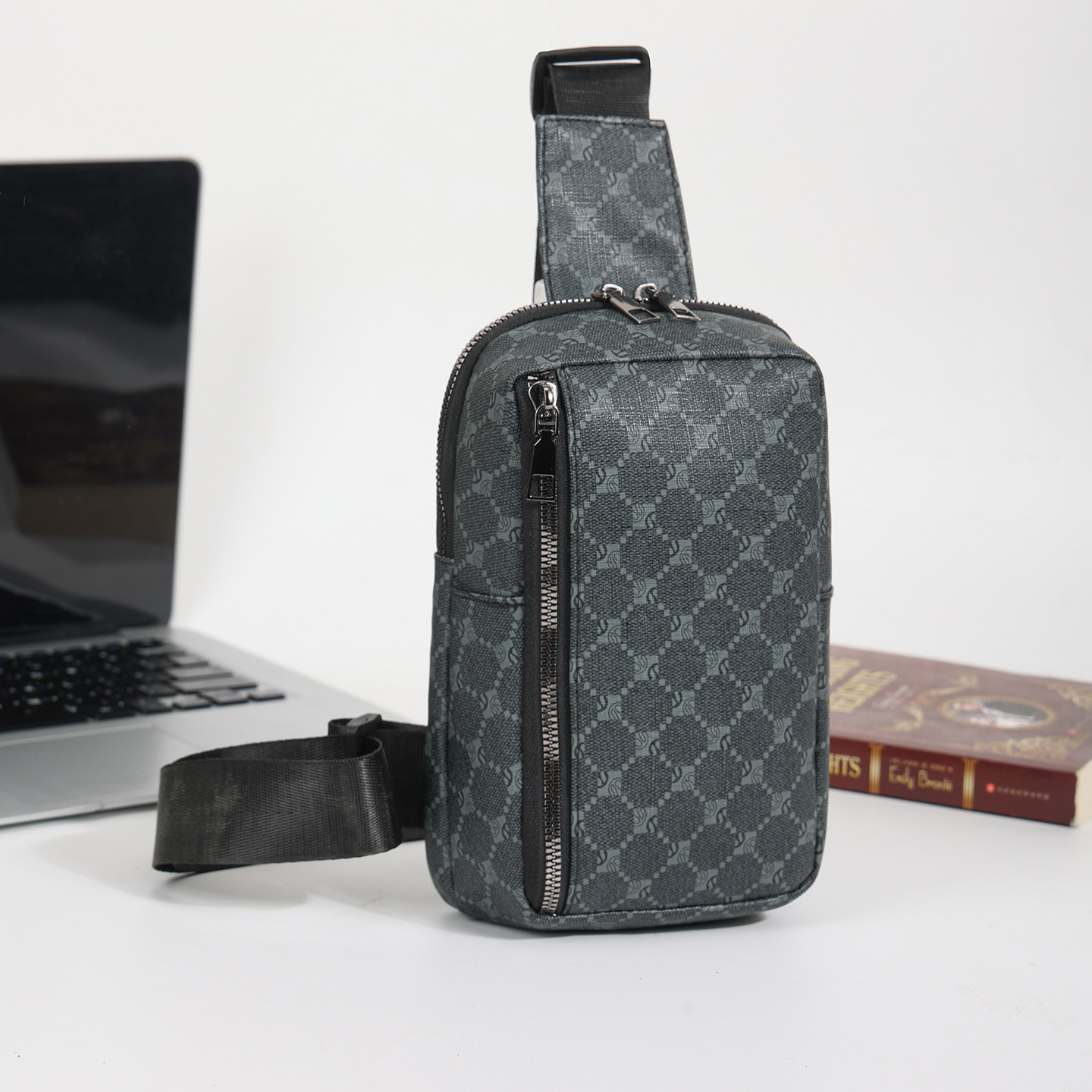 Mochila bandolera pequeña para hombre, estilo deportivo, ideal para ocasiones informales. También disponible en versión para mujer._voghion.com