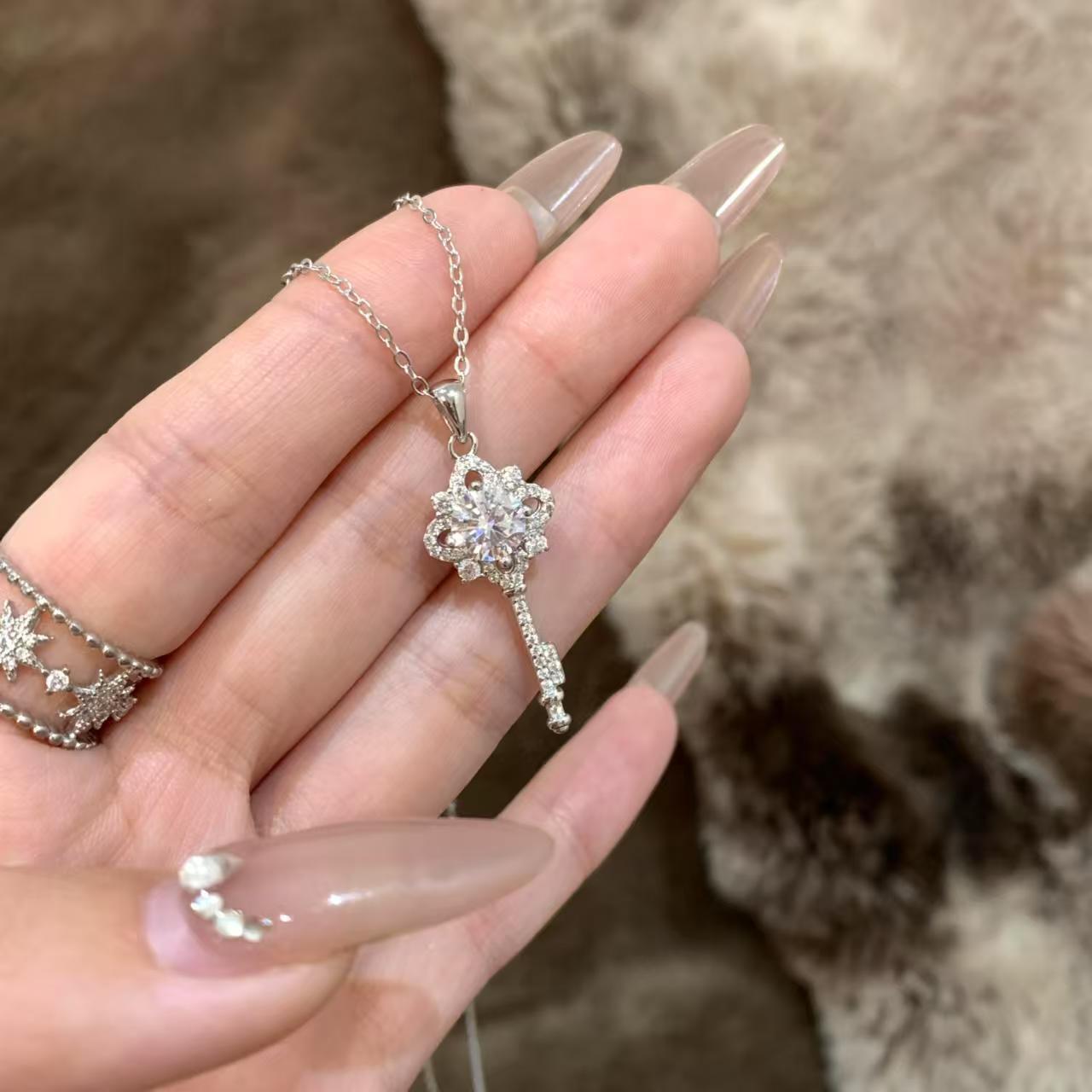 "Key of a Thousand Flowers" Dazzling Four-Leaf Flower Micro-Inlaid Zircon Key Pendant Necklace, Exquisite and Luxurious High-End Clavicle Chain