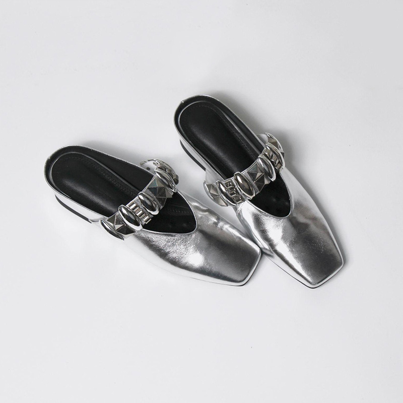 Zapatos de metal de estilo británico dulce y fresco para mujer 2025 en la estación europea