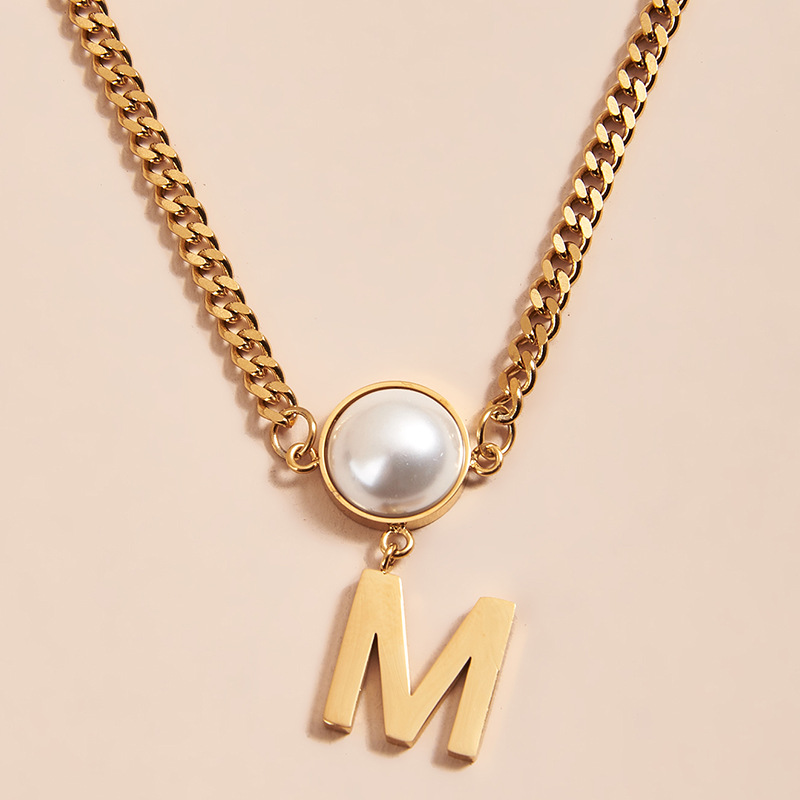 Collier élégant avec pendentif lettre m et perle d'eau douce_voghion.com