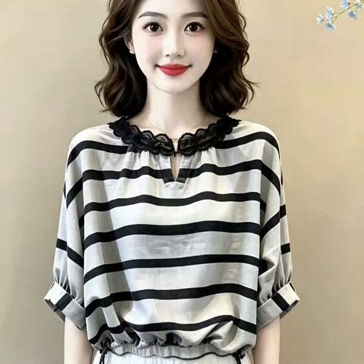 French-style lace patchwork round-neck striped shirt for women, 2026 summer new model, versatile, slimming, beautiful and super stylish top