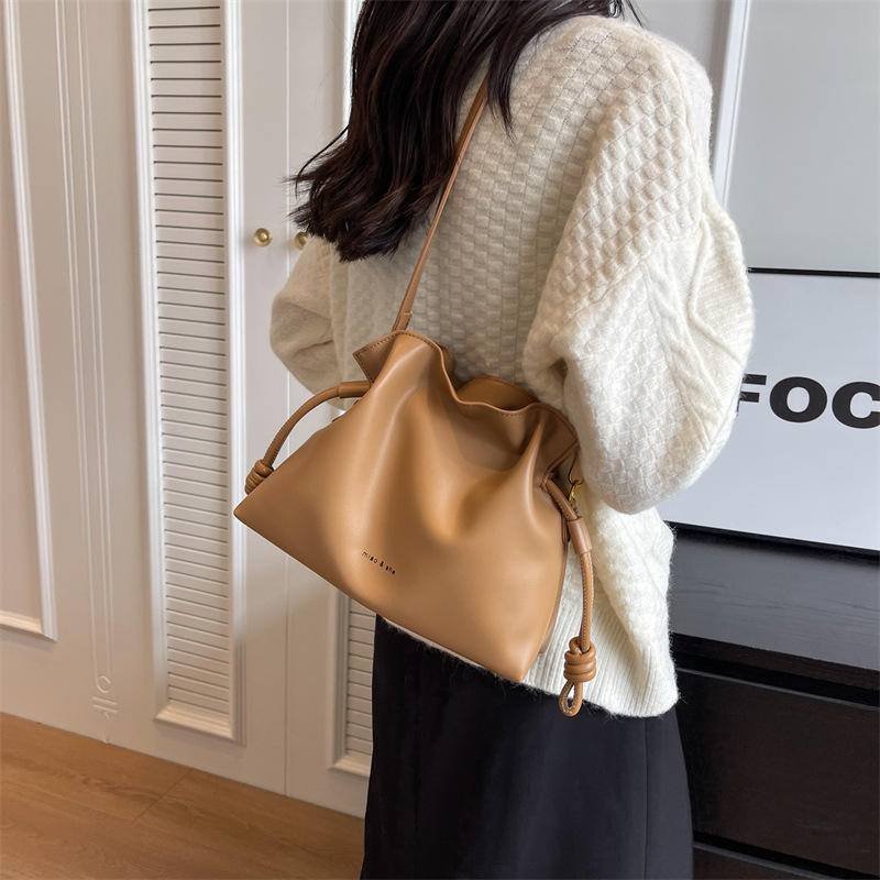Bolso casual retro para las mujeres 2023 nueva llegada de trabajo de viajero cubo bolsa nicho diseño versátil simple bolsa de mensajero