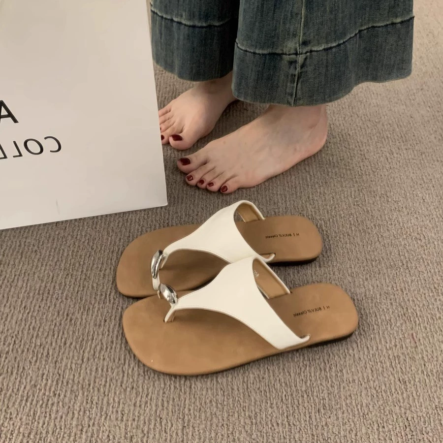 Металлические пряжки-шлепанцы 2025 лето новые плоские пляжные сандалии для улицы, модные, повседневные и универсальные тапочки