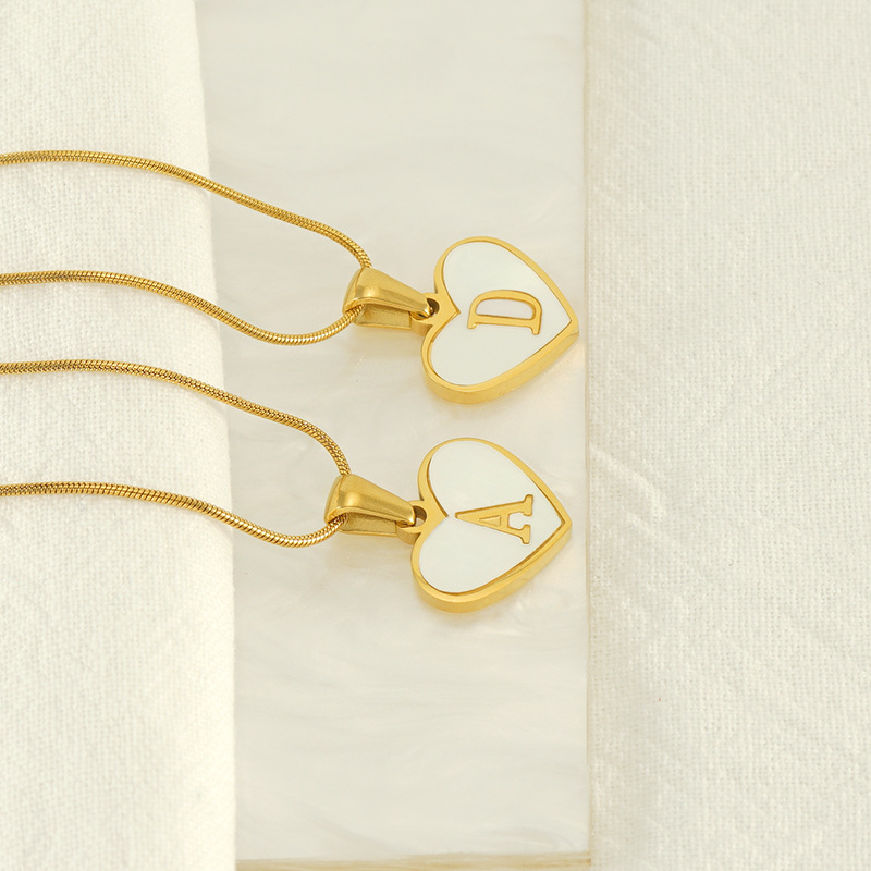 Transfronterizo ins estilo simple titanio acero Shell 26 letras inglesas amor colgante hembra 18K Acero inoxidable carta collar hembra