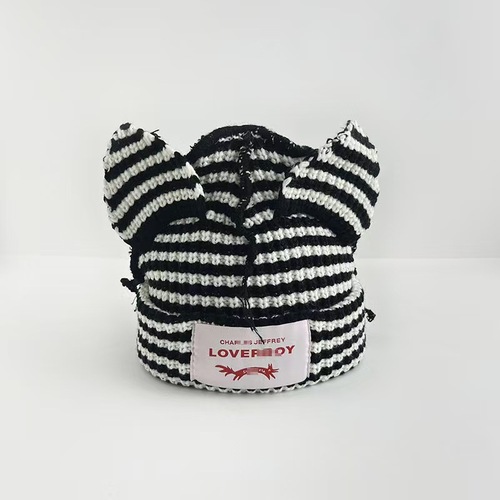Cute little pig striped fashionable autumn and winter versatile knitted hat, autumn and winter knitted hat, unisex version, yarn hat, warm hat