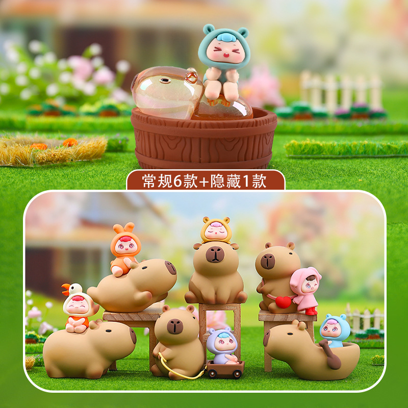 麦門の豚のブタの子供のブラインドの箱は無邪気でかわいいカピバラの子供の手でテーブルの装飾の子供のおもちゃの贈り物をします。