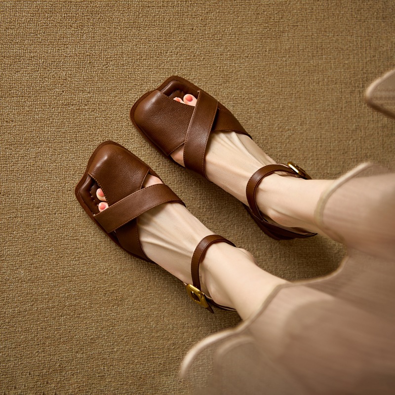 Sandal nữ da bò bít mũi quai ngang đế bằng — Màu nâu