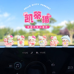 かわいいケイティkt猫の車の上に車の電気自動車の小さい置物の車内の装飾品の自動車の中で台の装飾品を並べます。