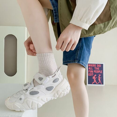Winter socks women's mid-calf short socks ins trendy versatile high-looking forest style ladies solid color confinement sports socks