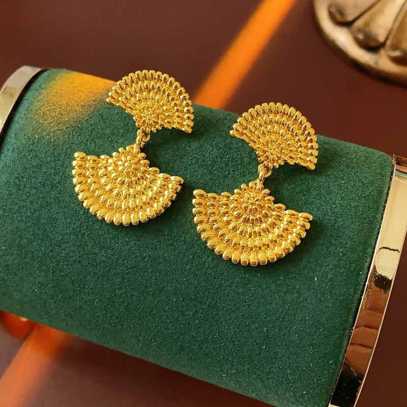 Aguja de plata MEDIADOS DE-antigua flor redonda borla pendientes de metal retro europeo y americano elegante luz pendientes de lujo al por mayor para las mujeres