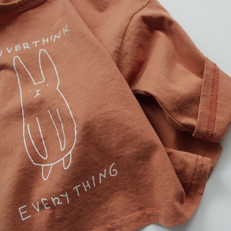 Camiseta de primavera para niños Camisa de fondo con estampado de manga larga para niños de algodón Camisa de niña de estilo coreano con cuello redondo tipo A suelta