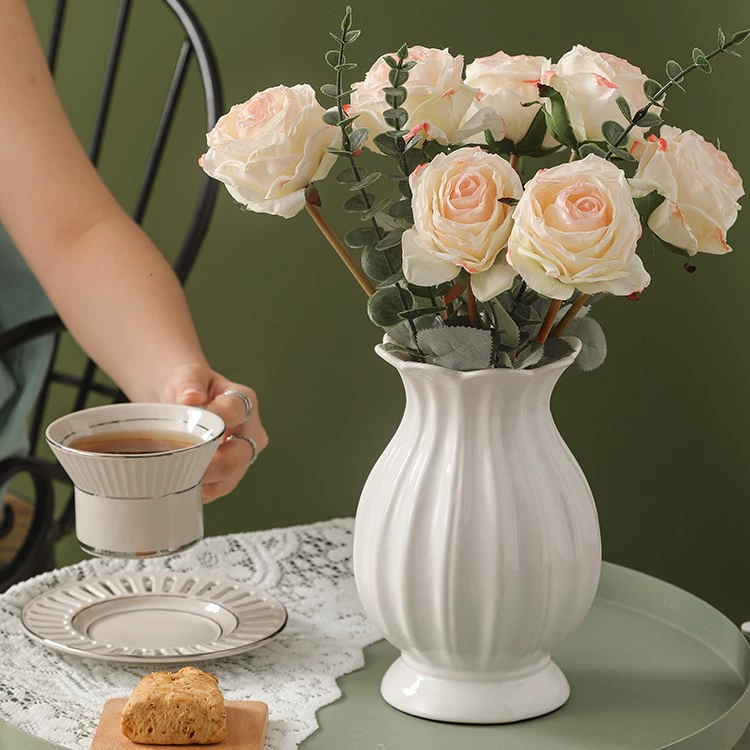Белая керамическая ваза в европейском стиле, доступная роскошь и высококачественные ретро-украшения, цветочная композиция для гостиной, гидропонные цветы, эмоциональная стабильность.