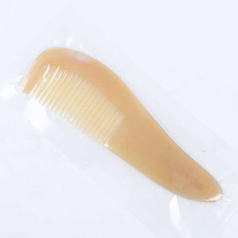 よく売れている露店の天然牛角櫛14-16-18cm美容櫛の先の尖った尾の取っ手の首を上げて真空包装をします。|undefined